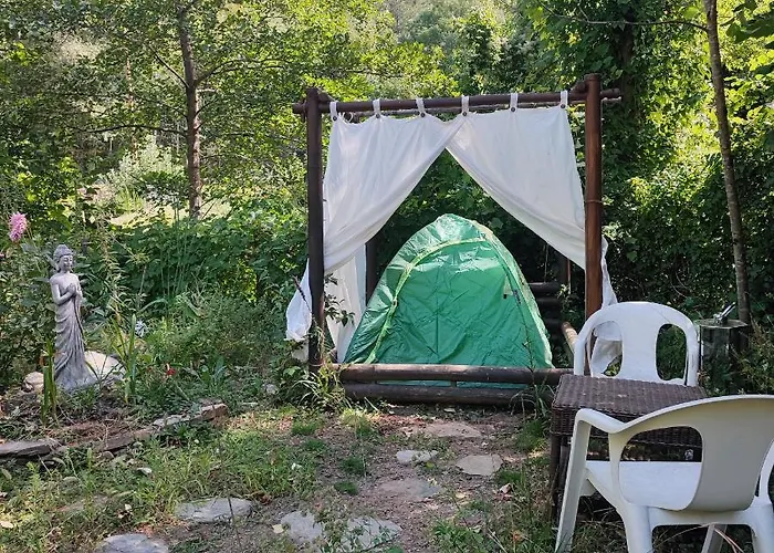 Tente Dans Gazebo Thai Dans Jardin En Bord De Riviere